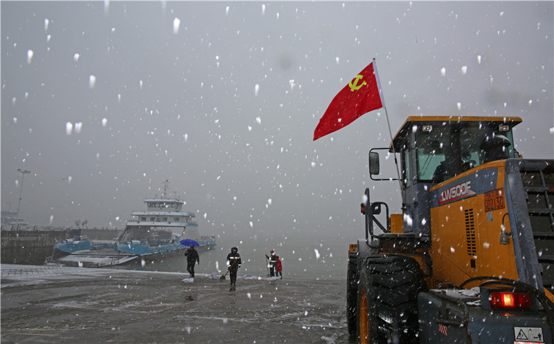 90分鐘清掃沖洗確保雪落無痕，鎮(zhèn)揚汽渡打通“南北交通“顯擔(dān)當(dāng)(圖1)