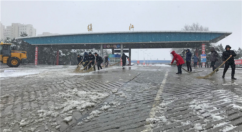 90分鐘清掃沖洗確保雪落無痕，鎮(zhèn)揚汽渡打通“南北交通“顯擔(dān)當(dāng)(圖2)