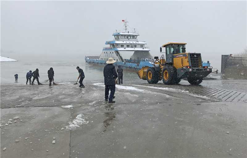 90分鐘清掃沖洗確保雪落無痕，鎮(zhèn)揚汽渡打通“南北交通“顯擔(dān)當(dāng)(圖3)