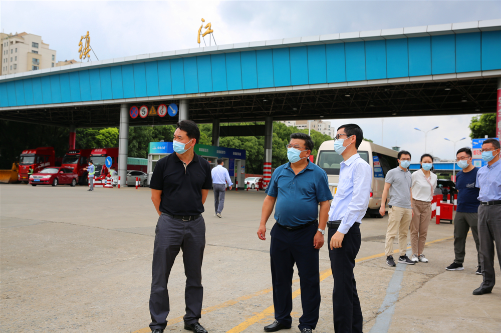 鎮(zhèn)江市副市長(zhǎng)胡宗元一行赴鎮(zhèn)揚(yáng)汽渡檢查指導(dǎo)疫情防控及防汛防臺(tái)工作(圖1)